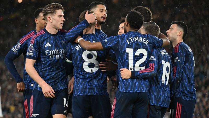 勇士三叉戟74分复仇：库里31+7+7连中关键球，送字母哥进空砍群